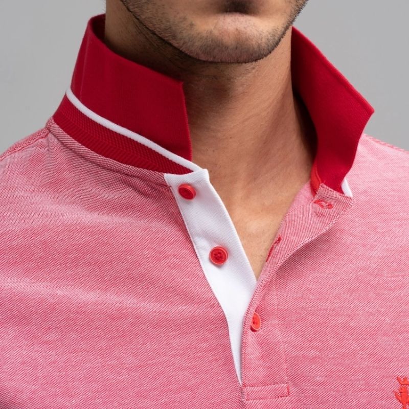 Dettaglio del doppio colletto di polo uomo mezza manica